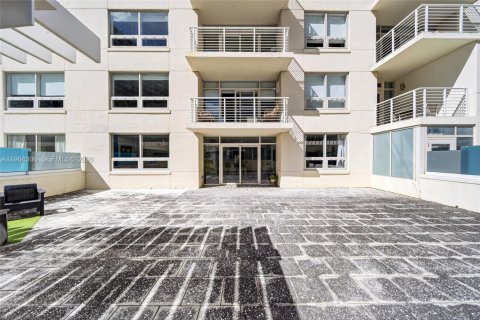 Condo in Miami, Florida, 2 bedrooms  № 2026760 - photo 25