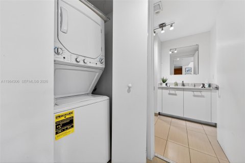Condo in Miami, Florida, 2 bedrooms  № 2026760 - photo 20