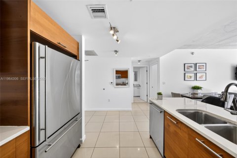 Condo in Miami, Florida, 2 bedrooms  № 2026760 - photo 3