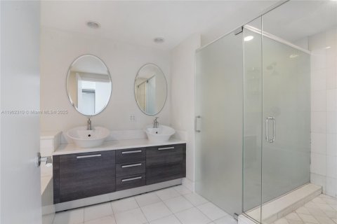 Condo in Aventura, Florida, 2 bedrooms  № 2015204 - photo 14