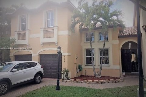 House in Doral, Florida 3 bedrooms, 186.45 sq.m. № 1728391 - photo 1