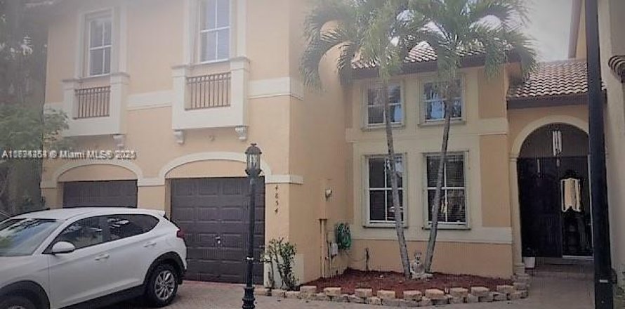 House in Doral, Florida 3 bedrooms, 186.45 sq.m. № 1728391