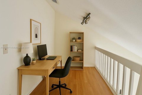 House in Miami, Florida 4 bedrooms, 146.79 sq.m. № 1897032 - photo 8