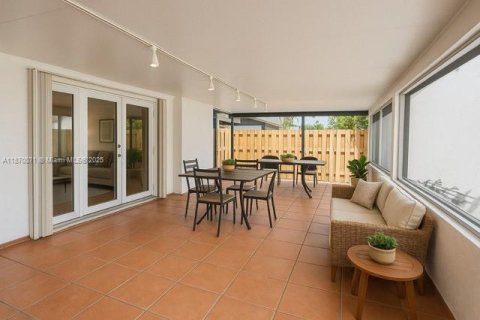 House in Miami, Florida 4 bedrooms, 146.79 sq.m. № 1897032 - photo 3