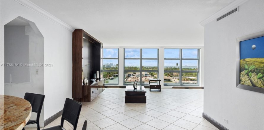 Condominio en Miami Beach, Florida, 2 dormitorios № 1699952