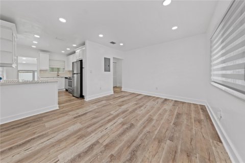 Casa en alquiler en Miami, Florida, 3 dormitorios, 72.46 m2 № 2062601 - foto 3