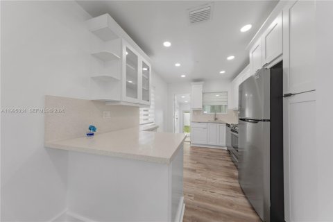 Casa en alquiler en Miami, Florida, 3 dormitorios, 72.46 m2 № 2062601 - foto 4