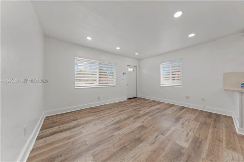 Casa en alquiler en Miami, Florida, 3 dormitorios, 72.46 m2 № 2062601 - foto 2