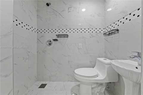 Casa en alquiler en Miami, Florida, 3 dormitorios, 72.46 m2 № 2062601 - foto 12