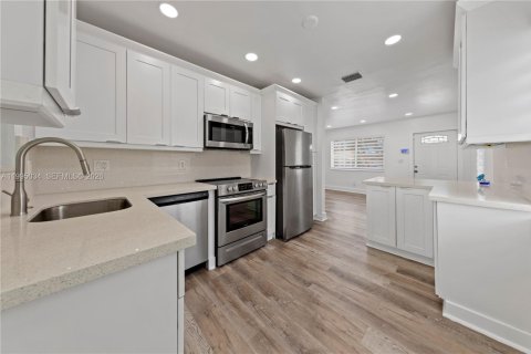 Casa en alquiler en Miami, Florida, 3 dormitorios, 72.46 m2 № 2062601 - foto 6