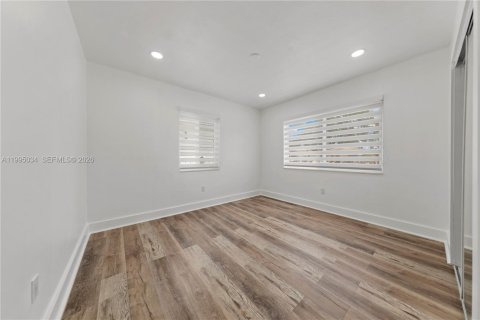 Casa en alquiler en Miami, Florida, 3 dormitorios, 72.46 m2 № 2062601 - foto 8