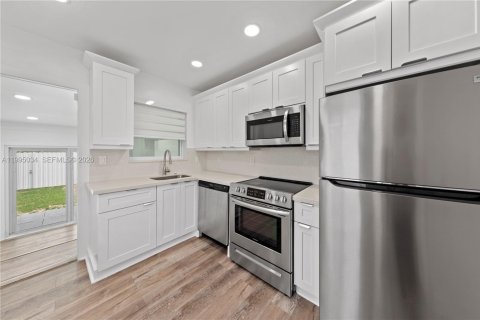 Casa en alquiler en Miami, Florida, 3 dormitorios, 72.46 m2 № 2062601 - foto 5