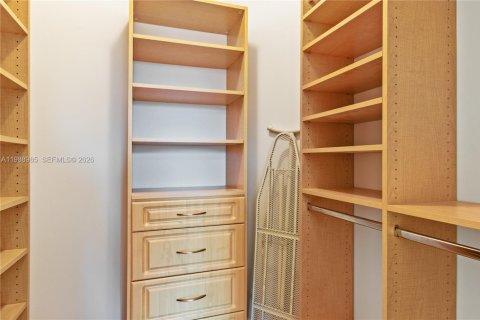 House in Plantation, Florida 5 bedrooms, 395.58 sq.m. № 2050973 - photo 27