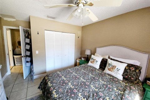 House in Orange City, Florida 4 bedrooms, 149.39 sq.m. № 1565885 - photo 9