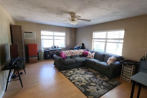 House in Orange City, Florida 4 bedrooms, 149.39 sq.m. № 1565885 - photo 7