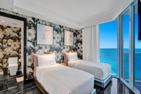 Condo in Sunny Isles Beach, Florida, 3 bedrooms № 1974295 - photo 12