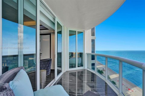 Condo in Sunny Isles Beach, Florida, 3 bedrooms № 1974295 - photo 9