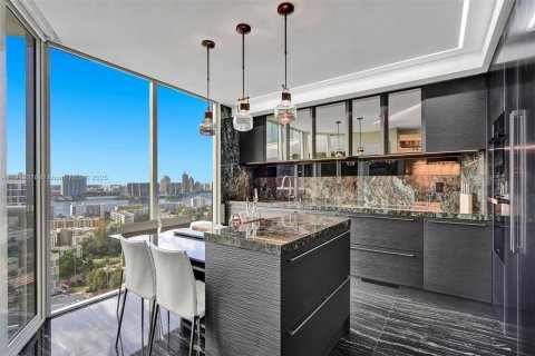 Condo in Sunny Isles Beach, Florida, 3 bedrooms № 1974295 - photo 17