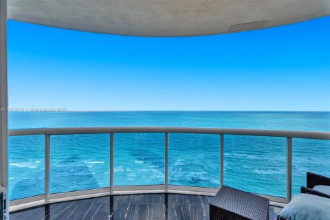 Condo in Sunny Isles Beach, Florida, 3 bedrooms № 1974295 - photo 7