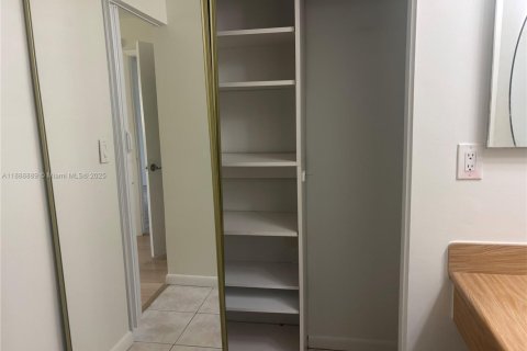 Condominio en alquiler en Miami, Florida, 2 dormitorios, 80.82 m2 № 1941052 - foto 9