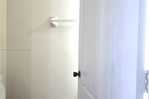 Adosado en alquiler en Sweetwater, Florida, 3 dormitorios, 139.35 m2 № 1951442 - foto 7