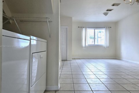 Adosado en alquiler en Sweetwater, Florida, 3 dormitorios, 139.35 m2 № 1951442 - foto 3