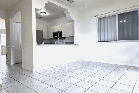 Adosado en alquiler en Sweetwater, Florida, 3 dormitorios, 139.35 m2 № 1951442 - foto 5