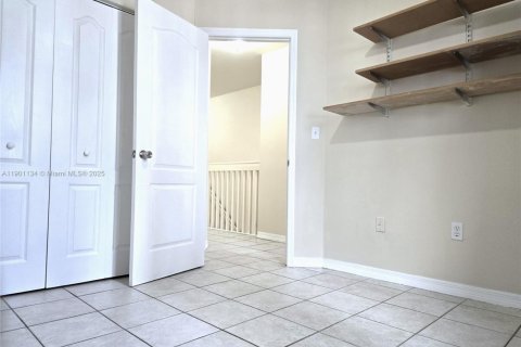 Adosado en alquiler en Sweetwater, Florida, 3 dormitorios, 139.35 m2 № 1951442 - foto 11