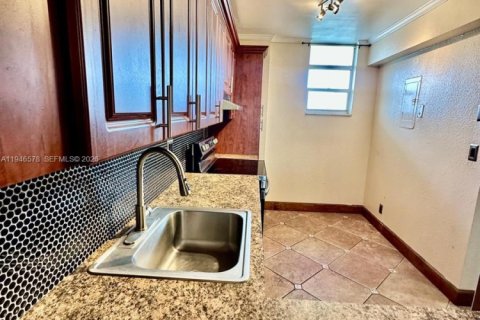 Снять в аренду кондоминиум в Норт-Майами-Бич, Флорида 1 спальня, 73.58м2, № 2003460 - фото 2