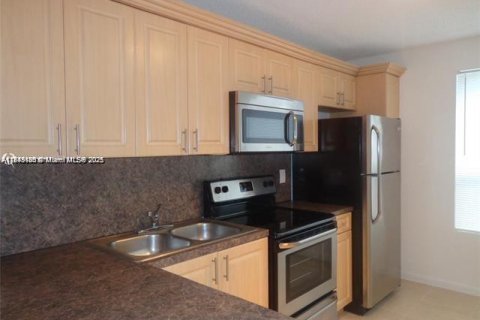 Condo in Miramar, Florida, 2 bedrooms  № 1836463 - photo 1