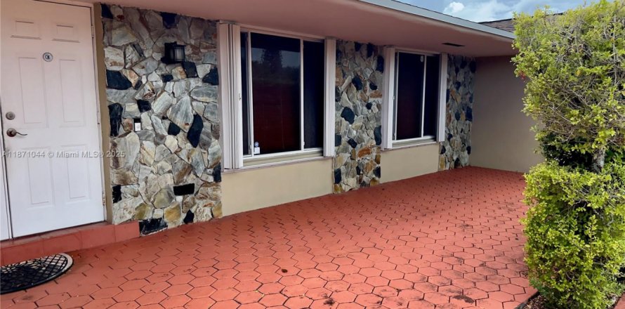 Дом в Майами, Флорида 4 спальни, 199.55м2 № 1980213