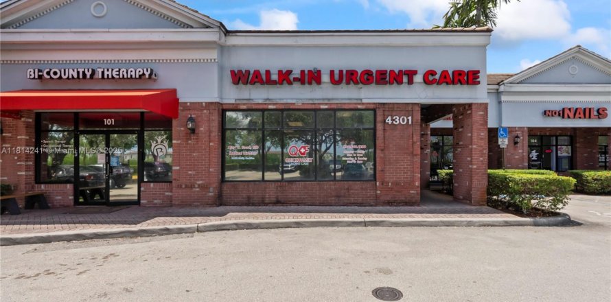 Commercial property in Davie, Florida № 1766675