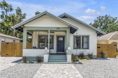 House in Saint Petersburg, Florida 3 bedrooms, 122.26 sq.m. № 1789967 - photo 1