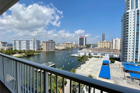 Condominio en venta en Hallandale Beach, Florida, 50.63 m2 № 1886533 - foto 2