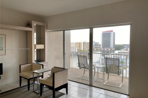 Condominio en venta en Hallandale Beach, Florida, 50.63 m2 № 1886533 - foto 23
