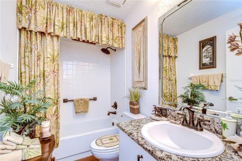 House in New Port Richey, Florida 2 bedrooms, 128.21 sq.m. № 2137828 - photo 12