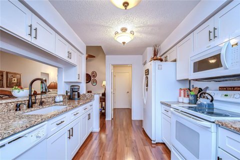 House in New Port Richey, Florida 2 bedrooms, 128.21 sq.m. № 2137828 - photo 15