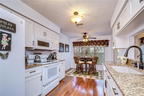 House in New Port Richey, Florida 2 bedrooms, 128.21 sq.m. № 2137828 - photo 17