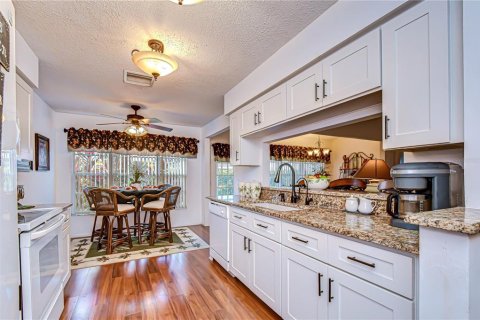 House in New Port Richey, Florida 2 bedrooms, 128.21 sq.m. № 2137828 - photo 18