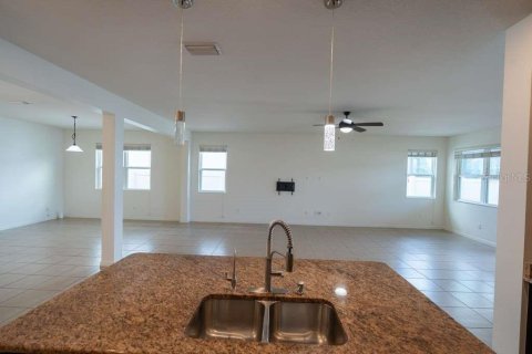House in Tampa, Florida 4 bedrooms, 216.65 sq.m. № 2098074 - photo 4