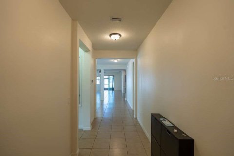 House in Tampa, Florida 4 bedrooms, 216.65 sq.m. № 2098074 - photo 15
