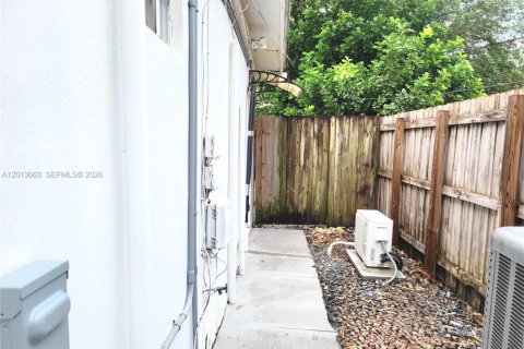 Propiedad comercial en alquiler en Hollywood, Florida, 149.67 m2 № 2085766 - foto 2