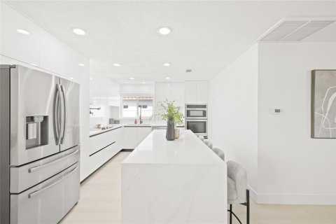 House in Treasure Island, Florida 3 bedrooms, 152.92 sq.m. № 1907598 - photo 12