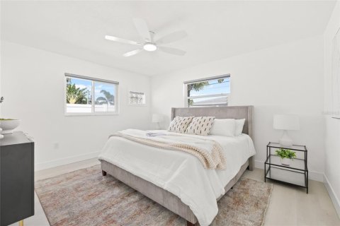 House in Treasure Island, Florida 3 bedrooms, 152.92 sq.m. № 1907598 - photo 20