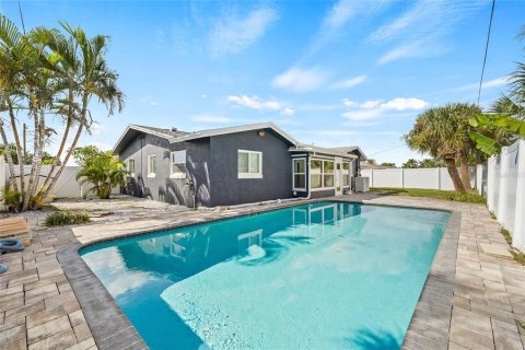 House in Treasure Island, Florida 3 bedrooms, 152.92 sq.m. № 1907598 - photo 2