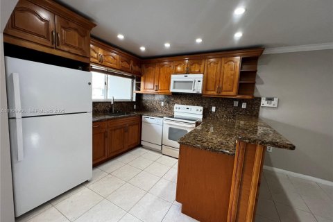 Condominio en alquiler en Miami, Florida, 3 dormitorios, 123.56 m2 № 1988850 - foto 2