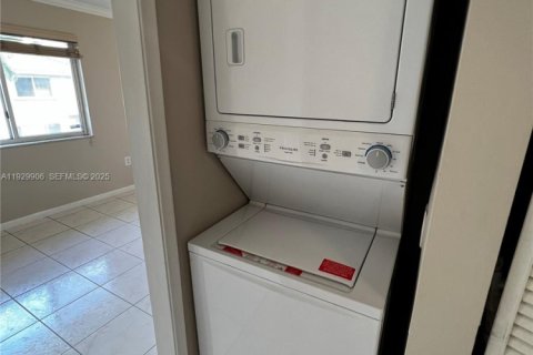 Condominio en alquiler en Miami, Florida, 3 dormitorios, 123.56 m2 № 1988850 - foto 8