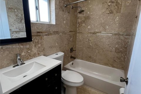 Condominio en alquiler en Miami, Florida, 3 dormitorios, 123.56 m2 № 1988850 - foto 5