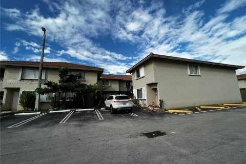 Condominio en alquiler en Miami, Florida, 3 dormitorios, 123.56 m2 № 1988850 - foto 1