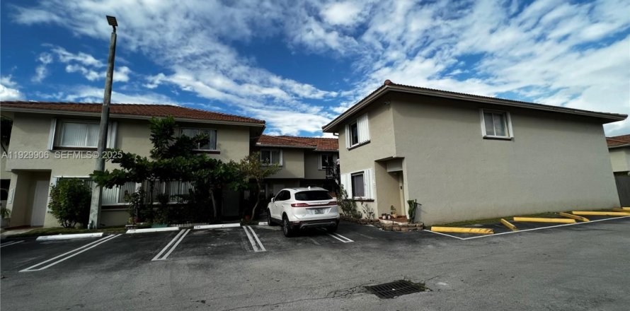 Condominio en Miami, Florida, 3 dormitorios  № 1988850